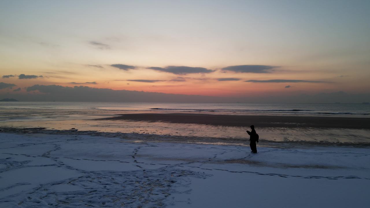 青岛石老人浴场海边雪景航拍 7