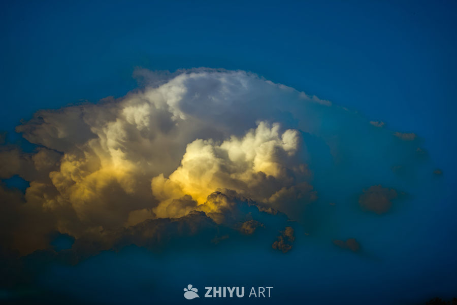 壮丽云海映夕阳