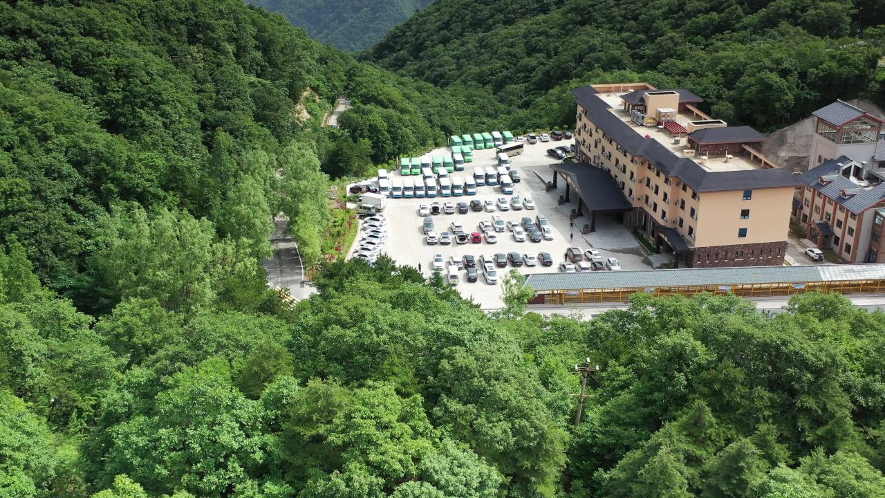 山间停车场与自然美景