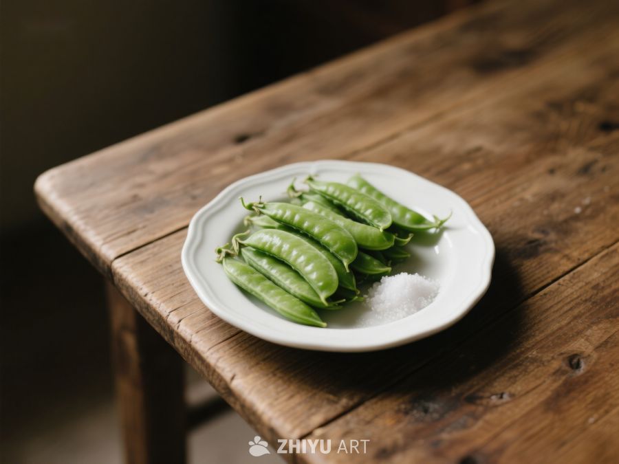 新鲜豌豆荚置于木质桌上的白色盘中 541