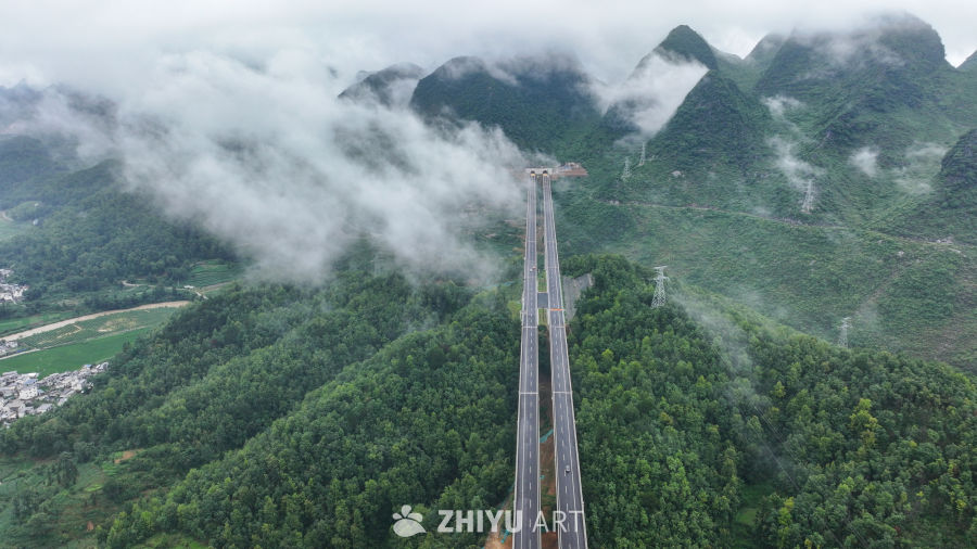 山间高速公路云雾缭绕 3