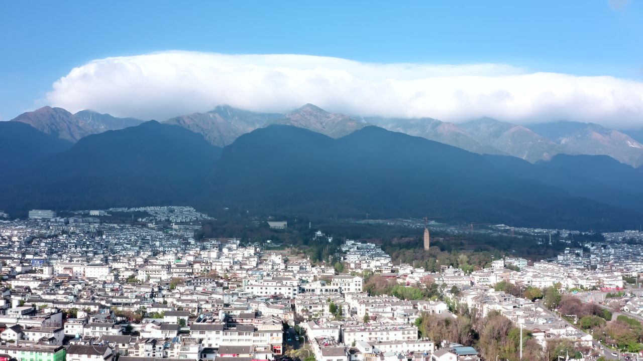 云南大理苍山下的古城城市建筑风光航拍