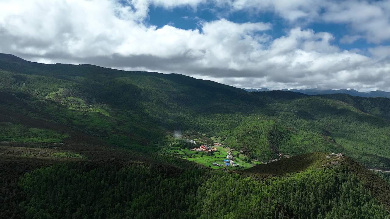 壮丽山脉与蜿蜒道路的自然风光