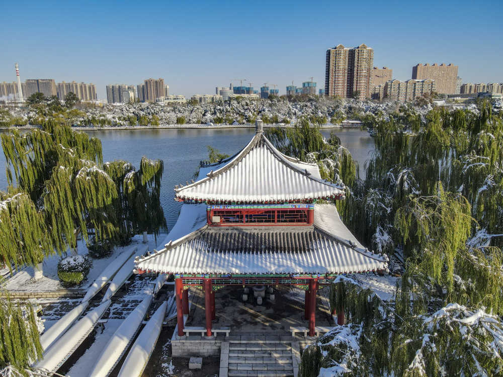 航拍山东济南大明湖冬天雪景