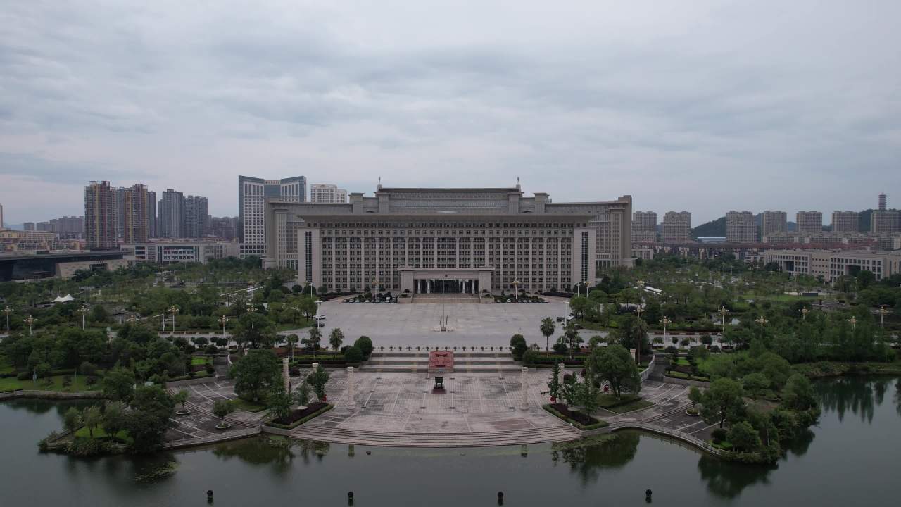 城市中心的宏伟建筑与自然美景