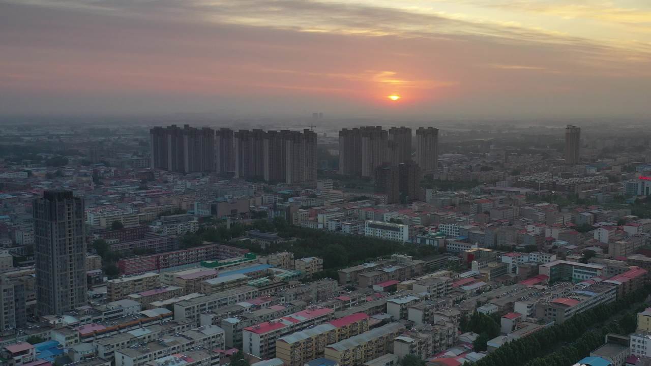晨曦中的城市剪影