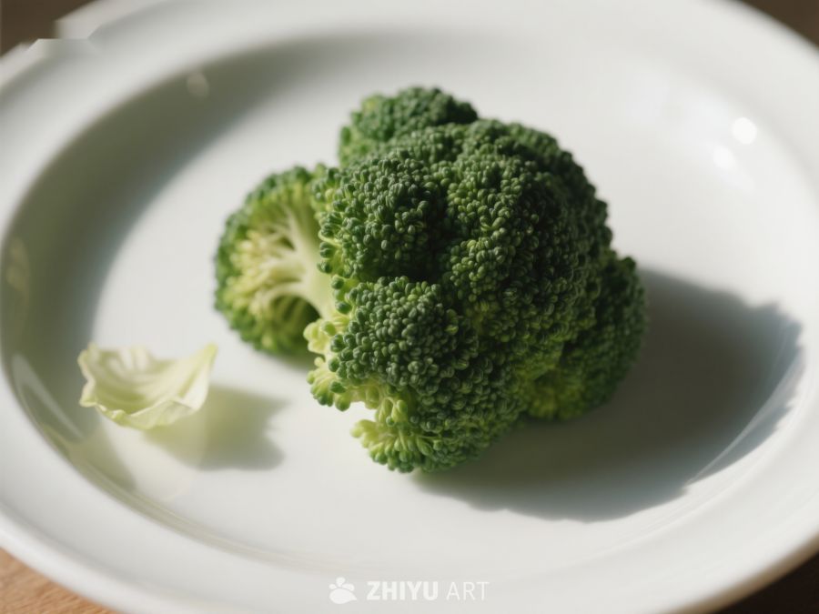 新鲜西兰花置于白色盘中 342