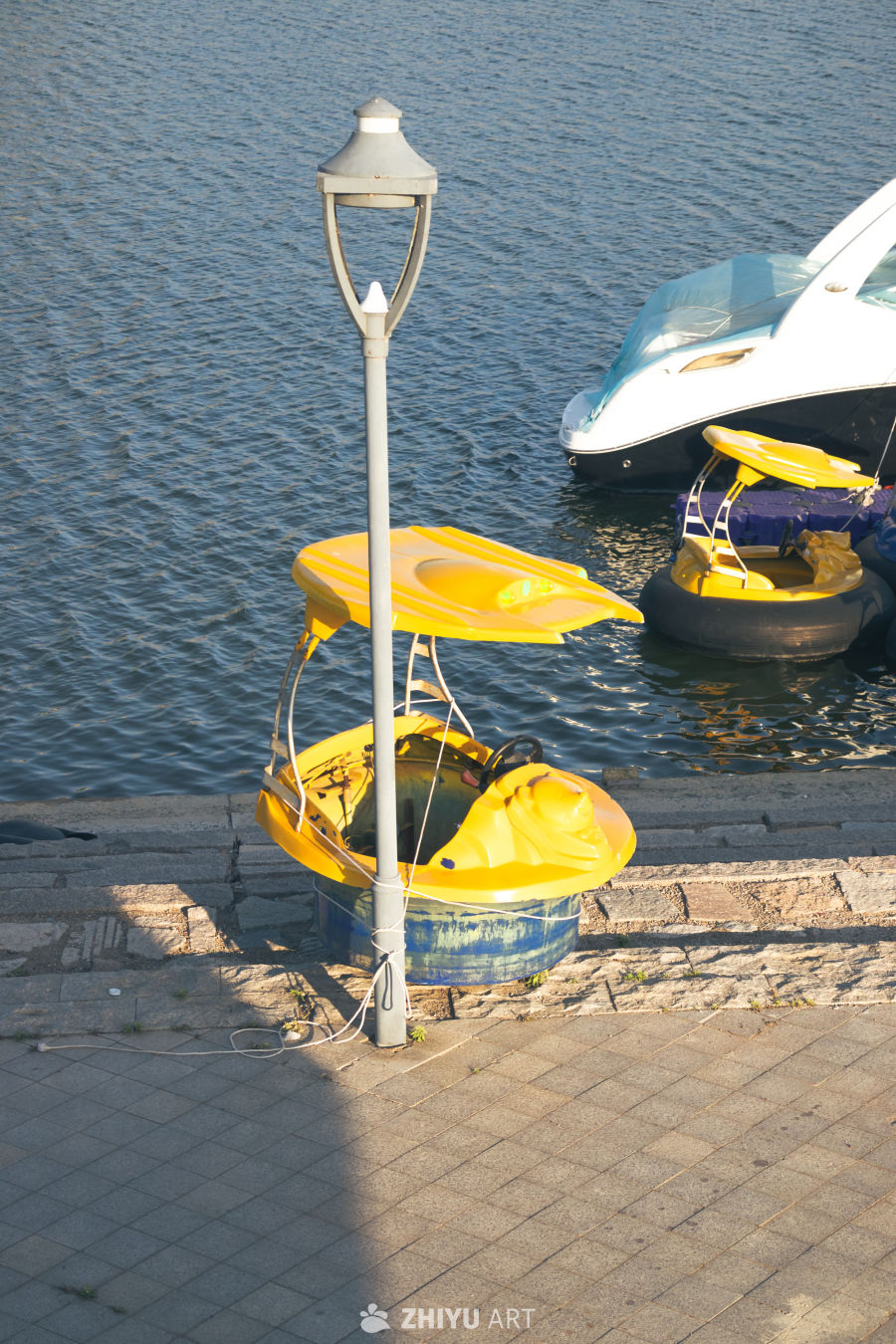 湖畔黄船与路灯