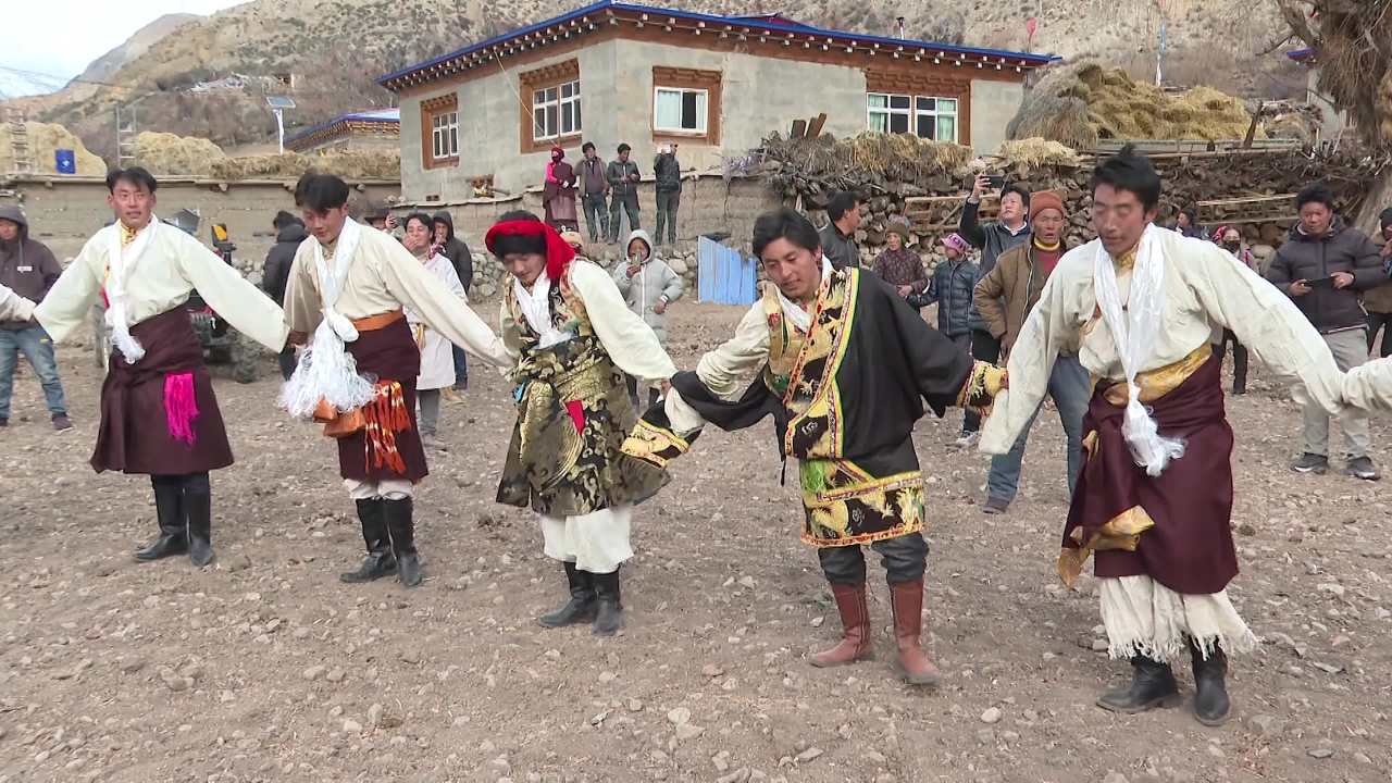 藏族传统服饰舞蹈表演