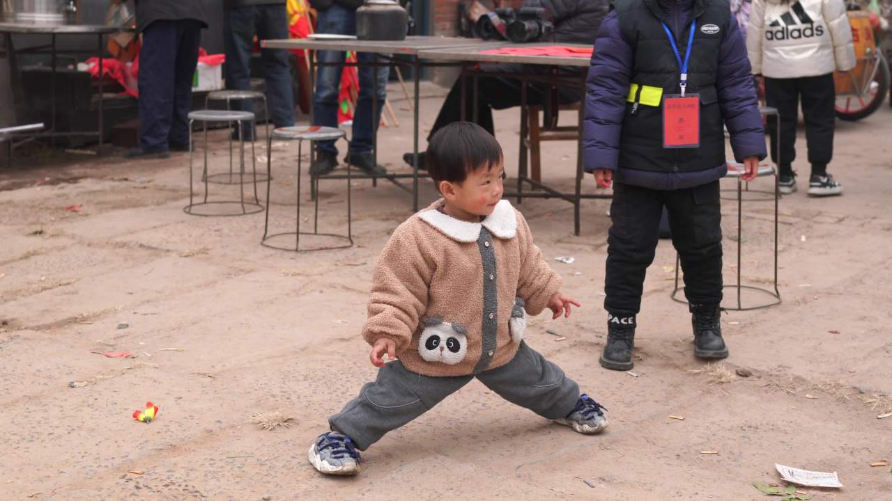 小孩街头舞动欢乐时光