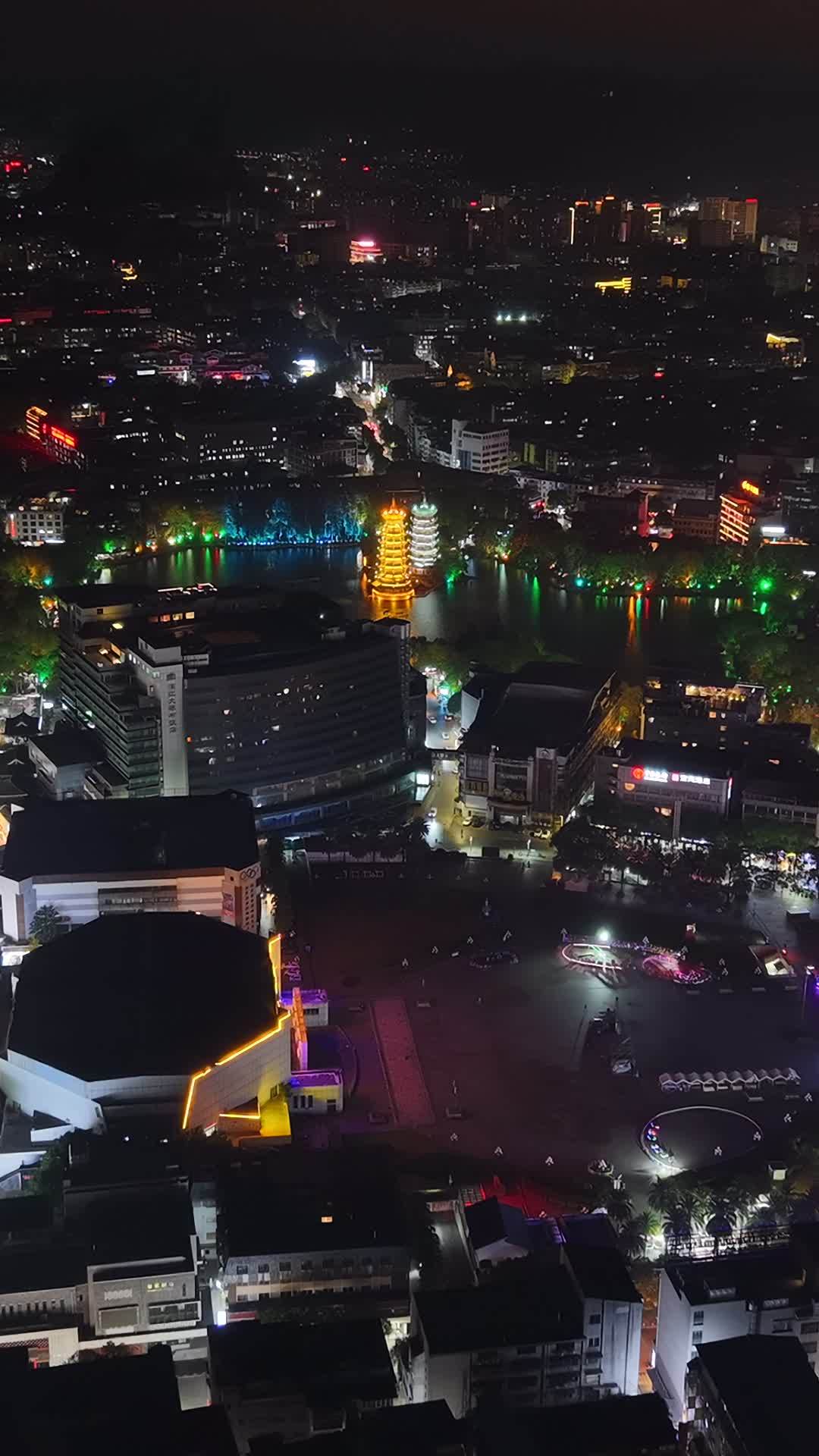 夜幕下的城市灯火