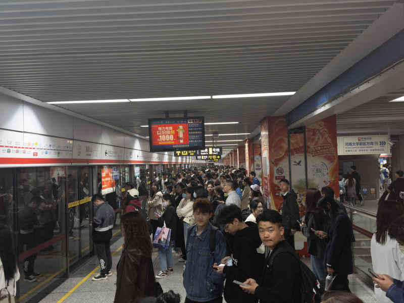 拥挤地铁