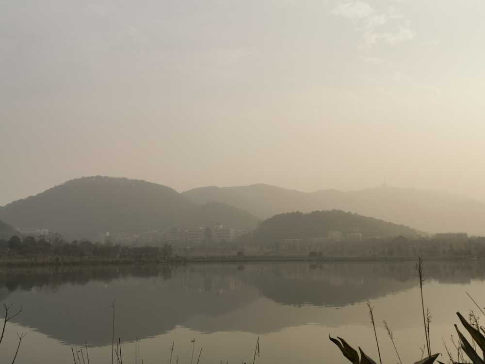 岳麓山倒影