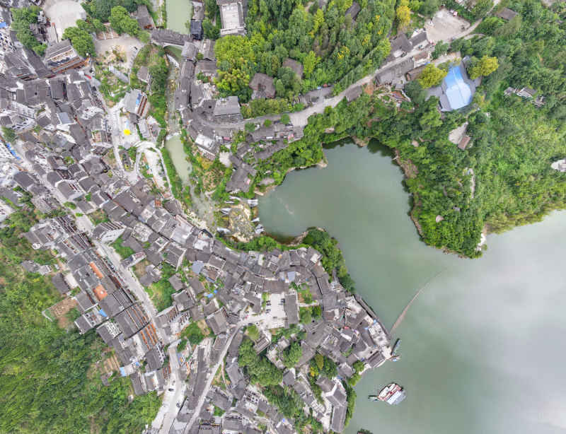 俯拍湖南湘西芙蓉镇全景图