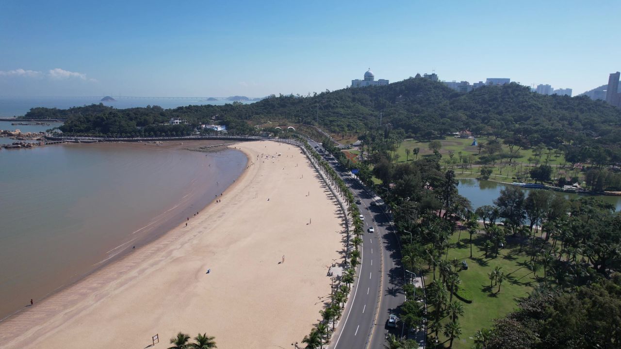广东珠海情侣公里海边沙滩大海