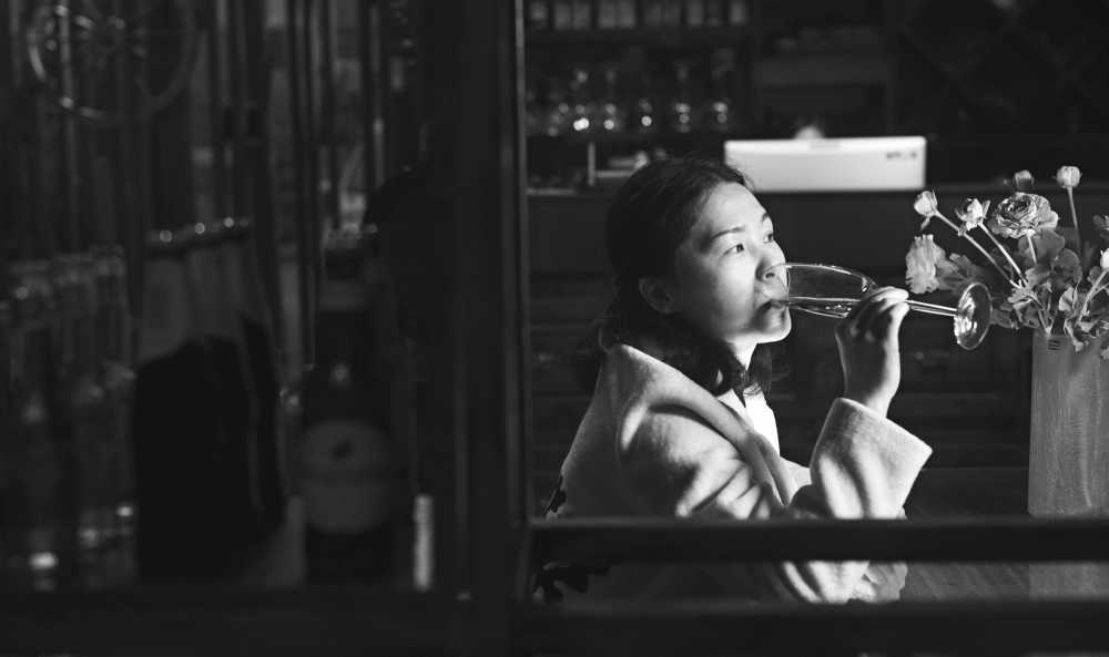 喝酒幽怨的女人