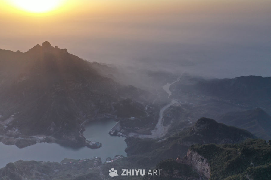 日出山间