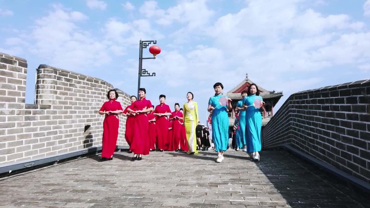 古城墙上老年旗袍秀