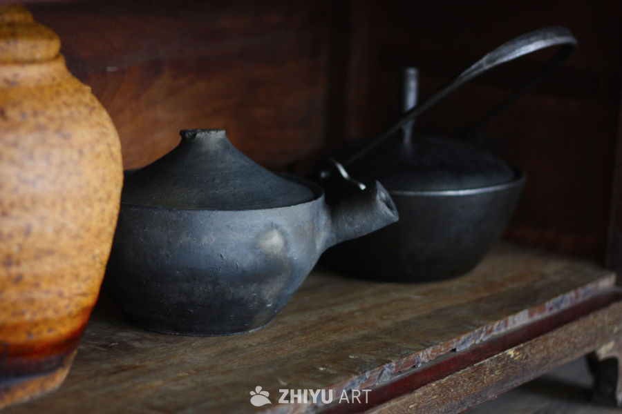 古朴的茶具与铁锅
