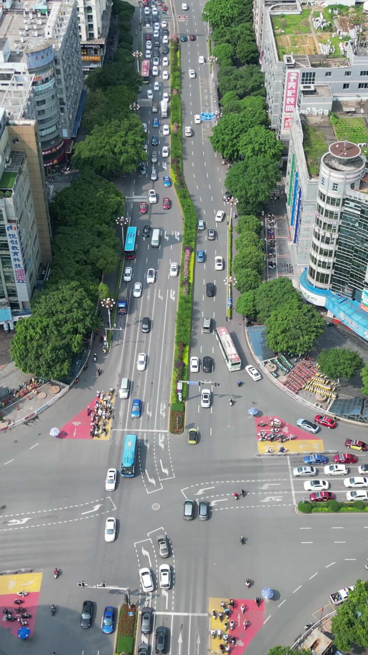 繁忙都市十字路口