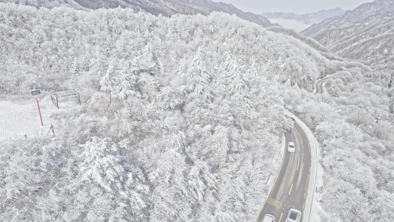 分水岭雪景航拍