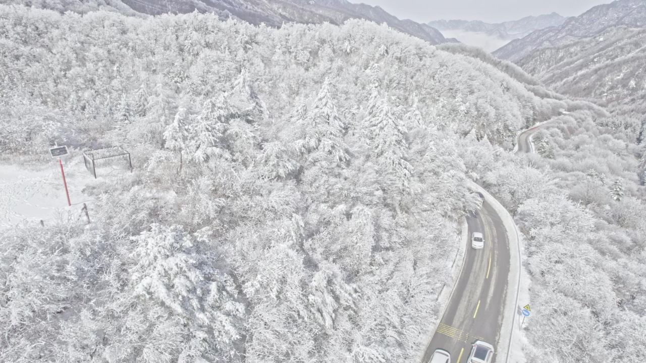 分水岭雪景航拍