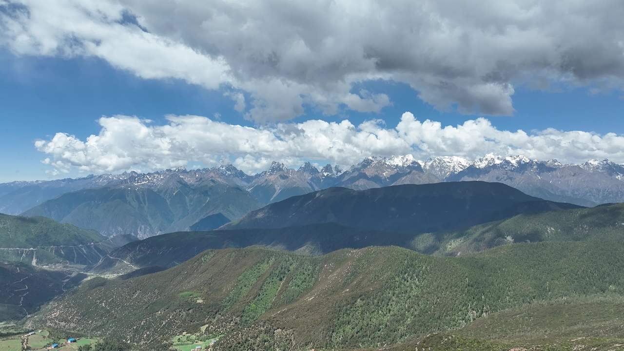 高山峡谷蓝天白云风景