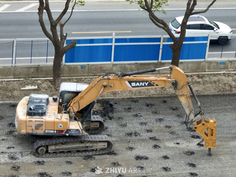 忙碌的道路施工场景