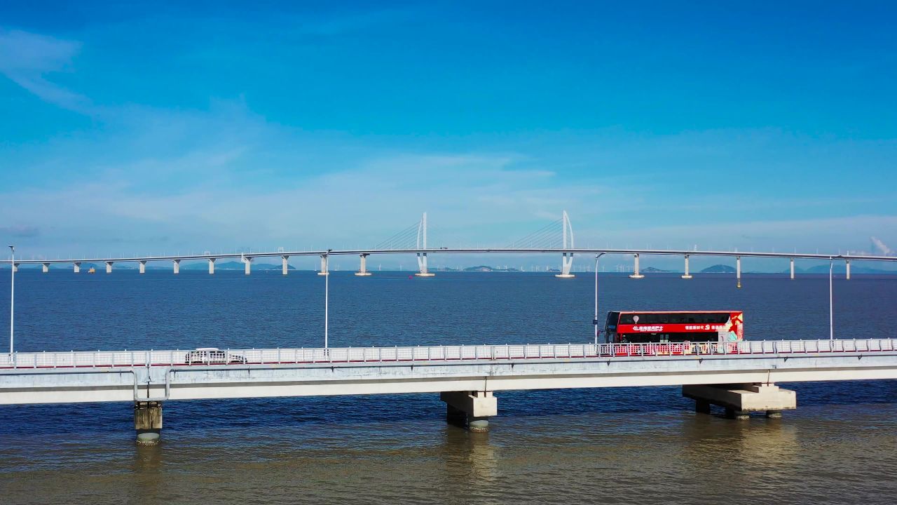 港珠澳大桥桥头观光双层大巴车3
