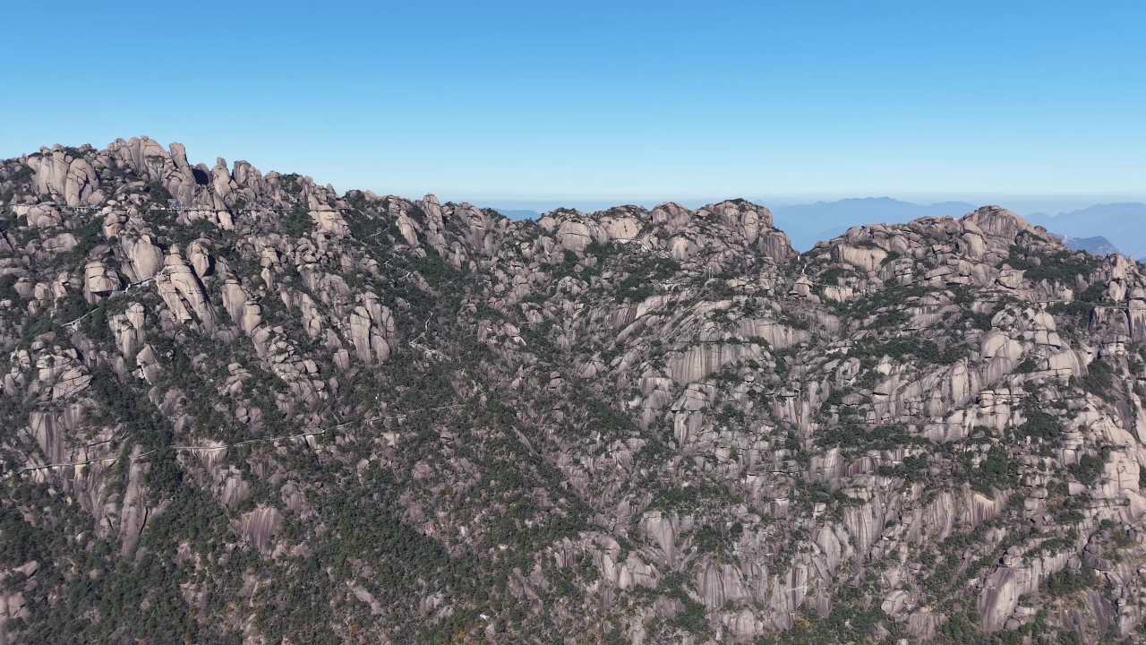 壮丽山峦的俯瞰