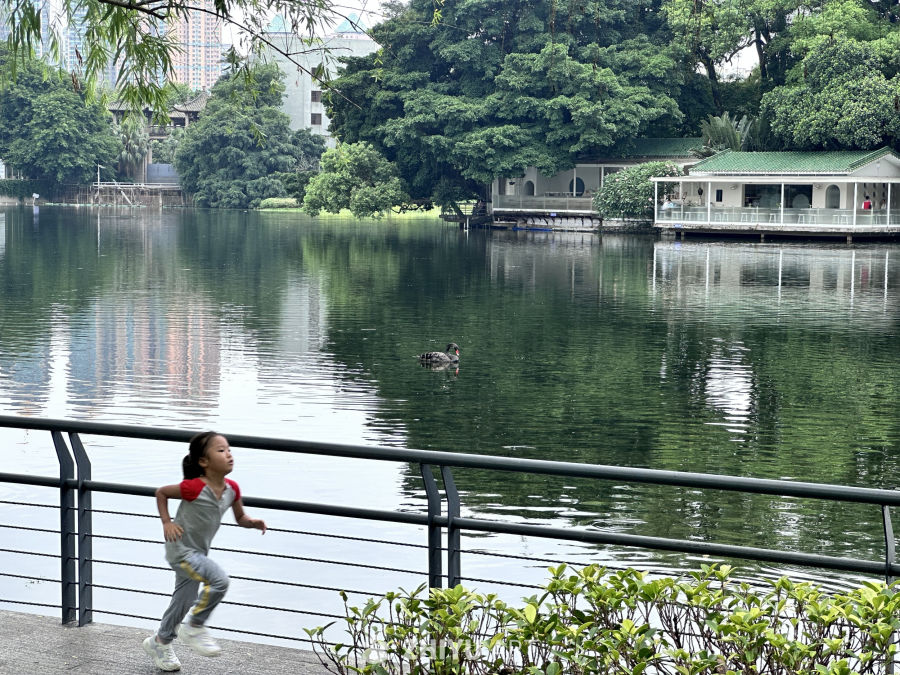 湖畔奔跑的小女孩