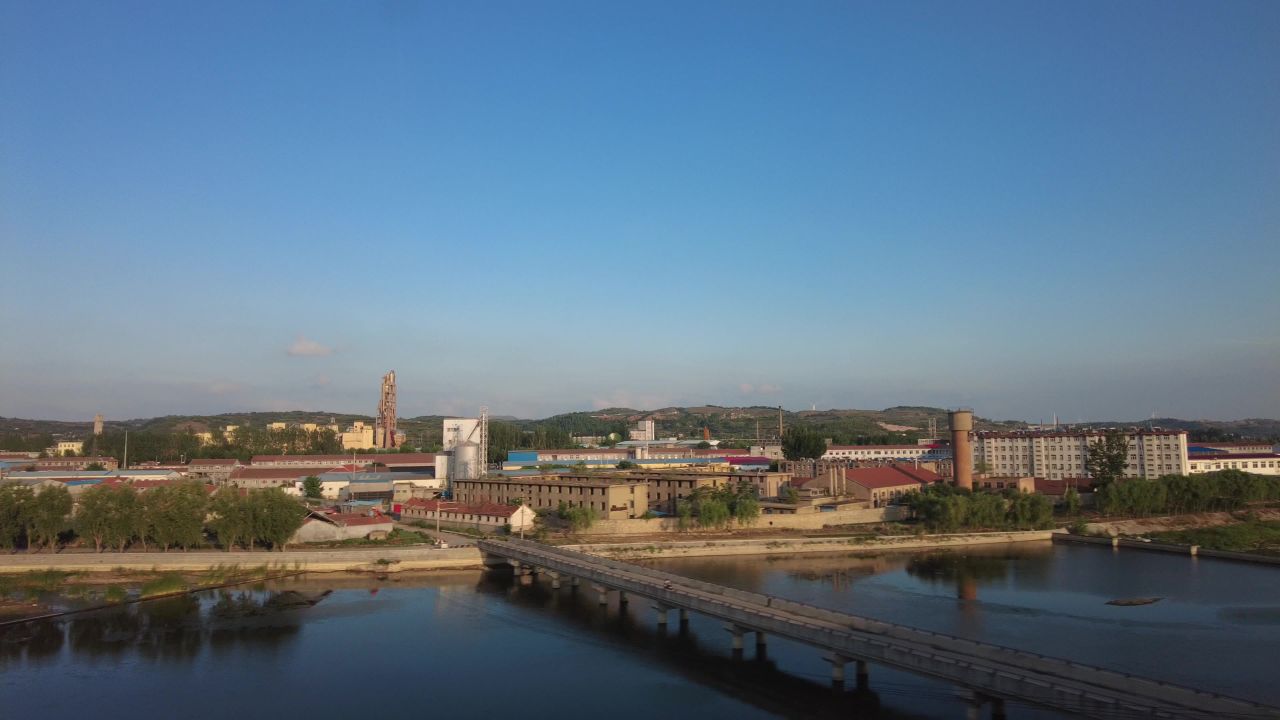 旅途风光蓝天白云高铁窗外实拍  