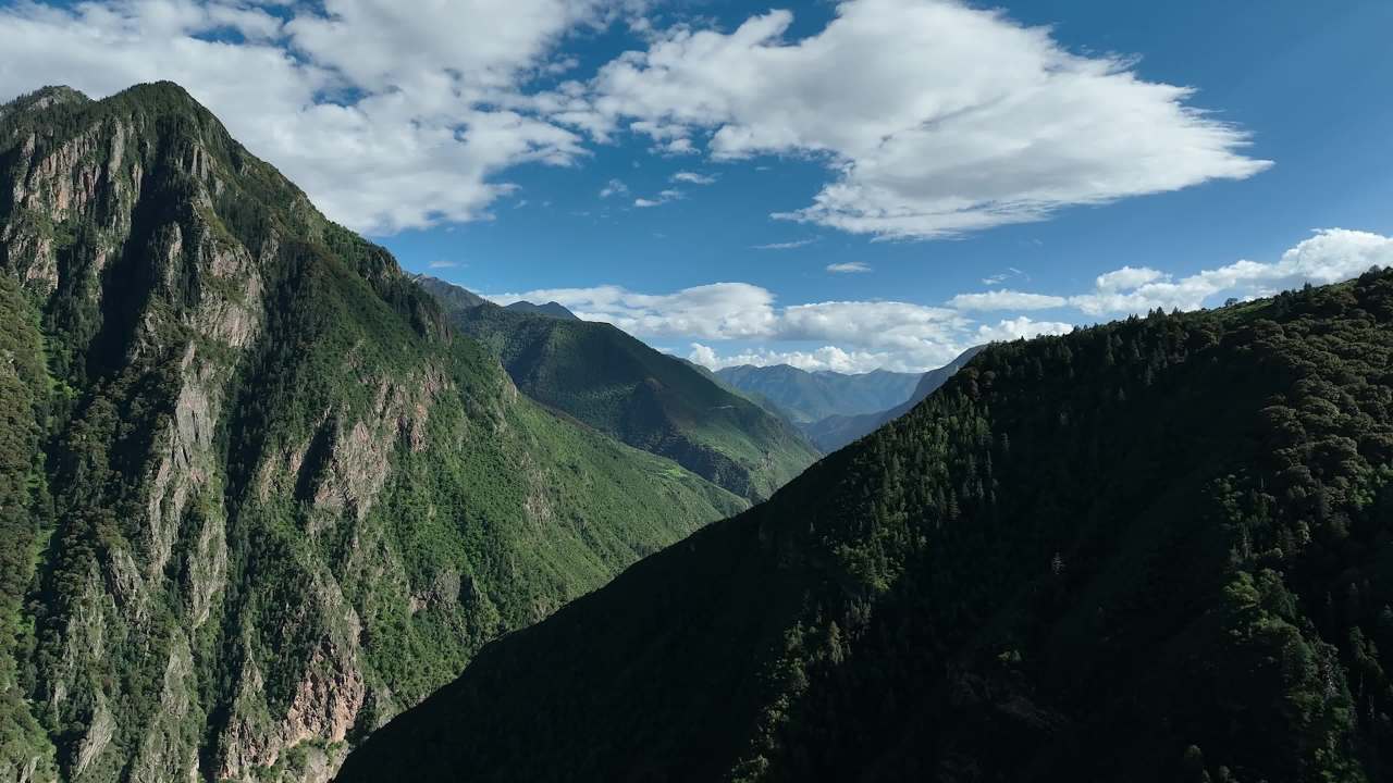 云端覆盖高山峡谷风景