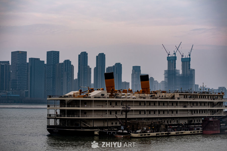 水边游轮与城市剪影