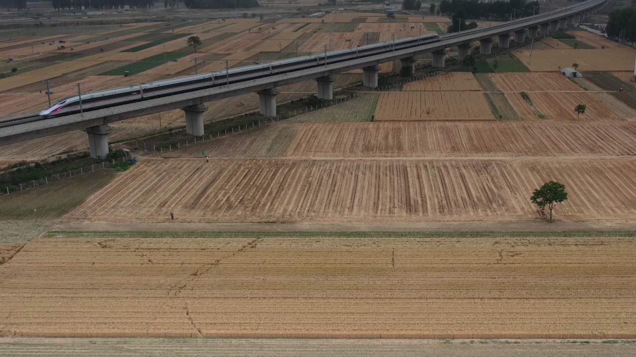 乡村高铁掠影