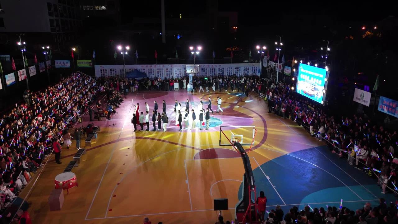 夜晚篮球场上的盛大演出