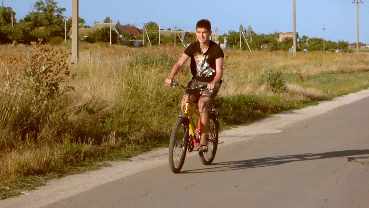 年轻人自行车骑村