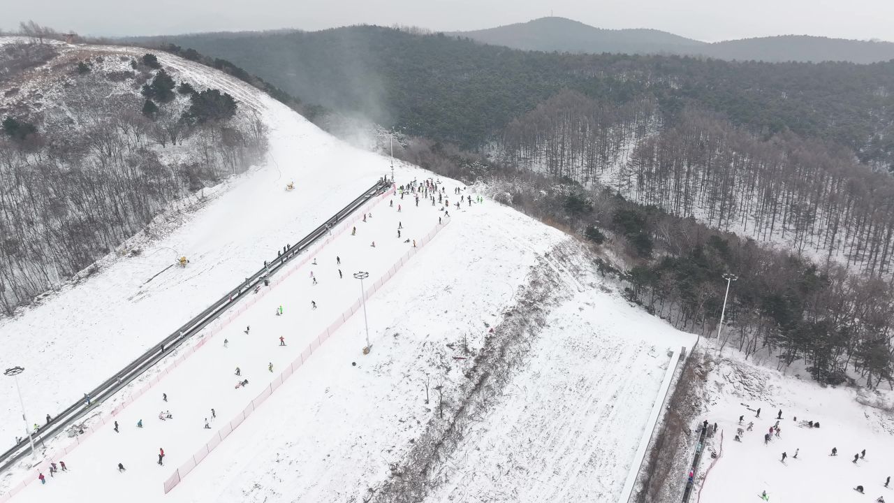 滑雪道下坡人群