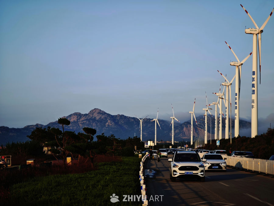 风车与公路的黄昏交响