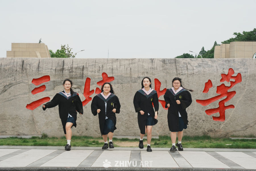 青春毕业照：学士服下的笑容