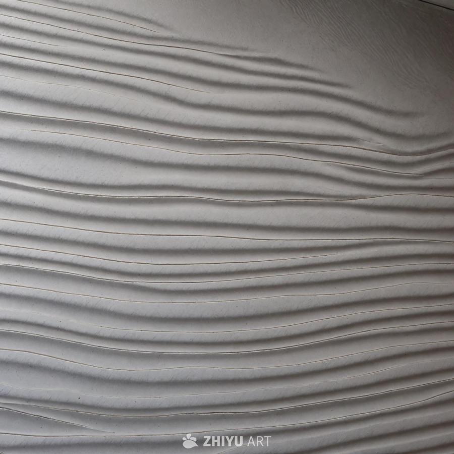 白色墙壁具有独特的纹理，类似于木头或波浪表面。 墙