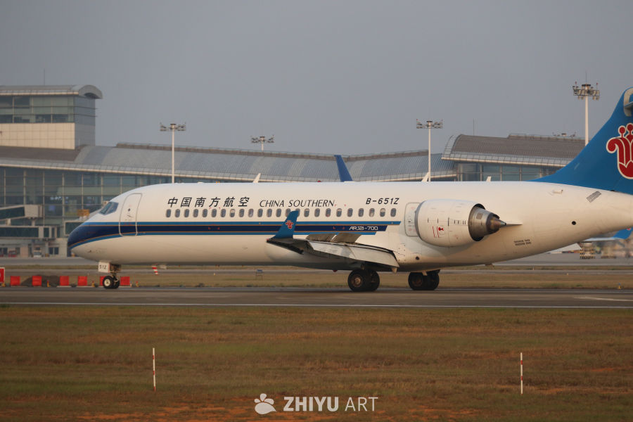 中国南方航空ARJ21-700飞机在机场