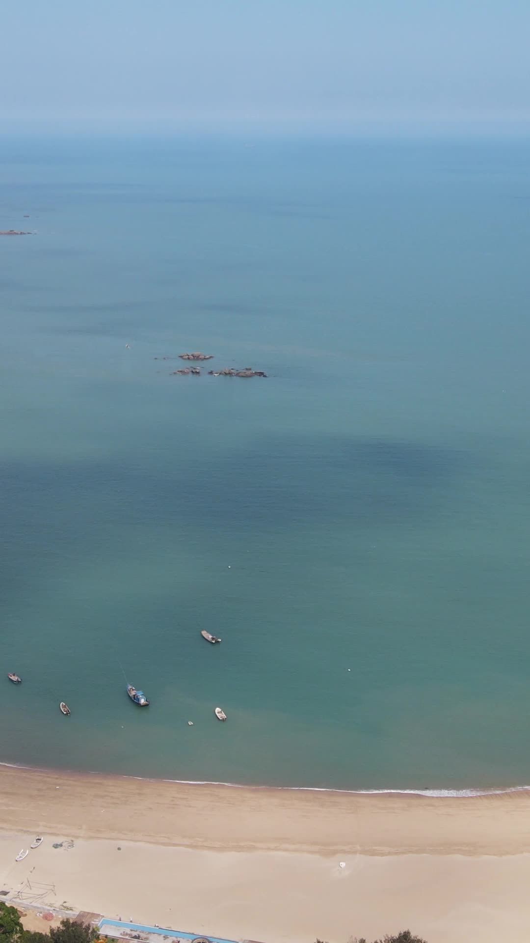 宁静的海边风光