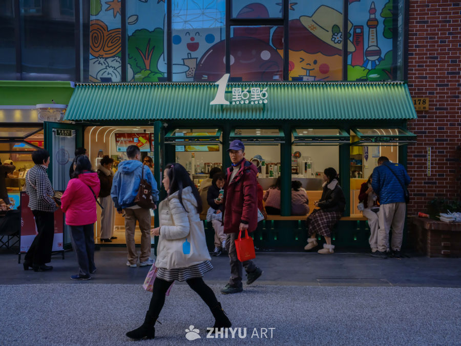 街头美食店的温馨一刻