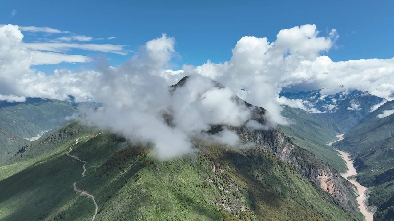雄伟山脉云端环绕全景