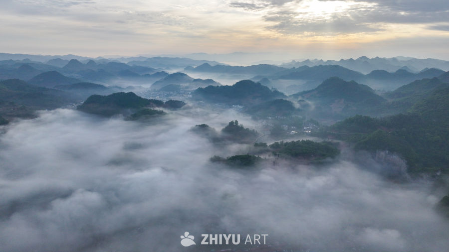 云雾缭绕的山峦美景 6