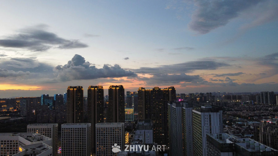 黄昏时分的城市天际线