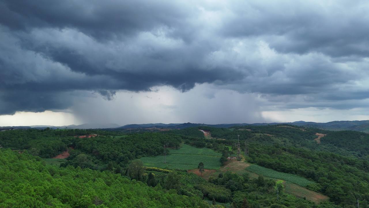 雨幕下的山间田野