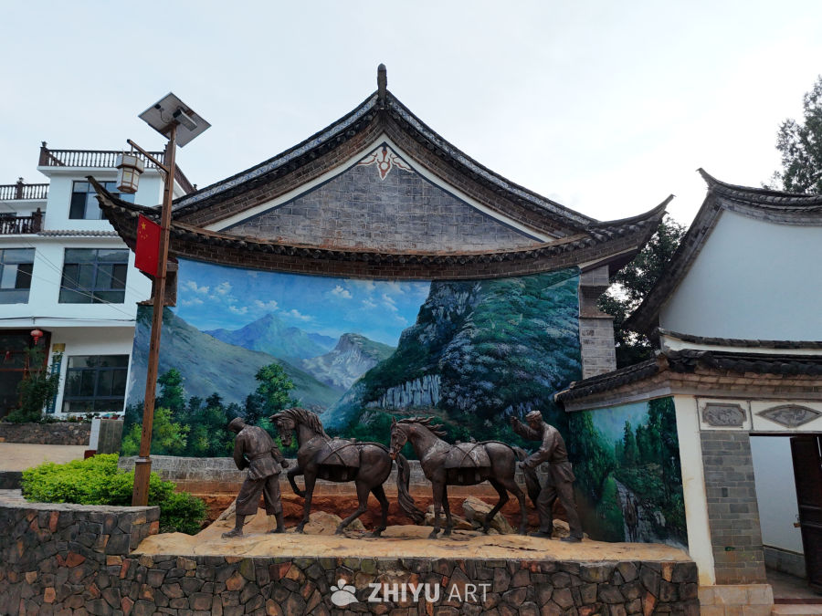 乡村壁画与马车雕像