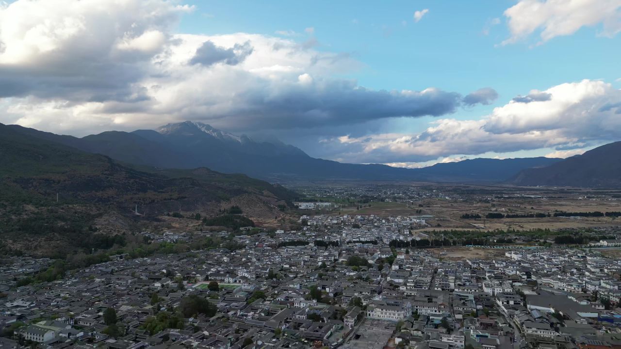 航拍云南丽江束河古镇4A景区